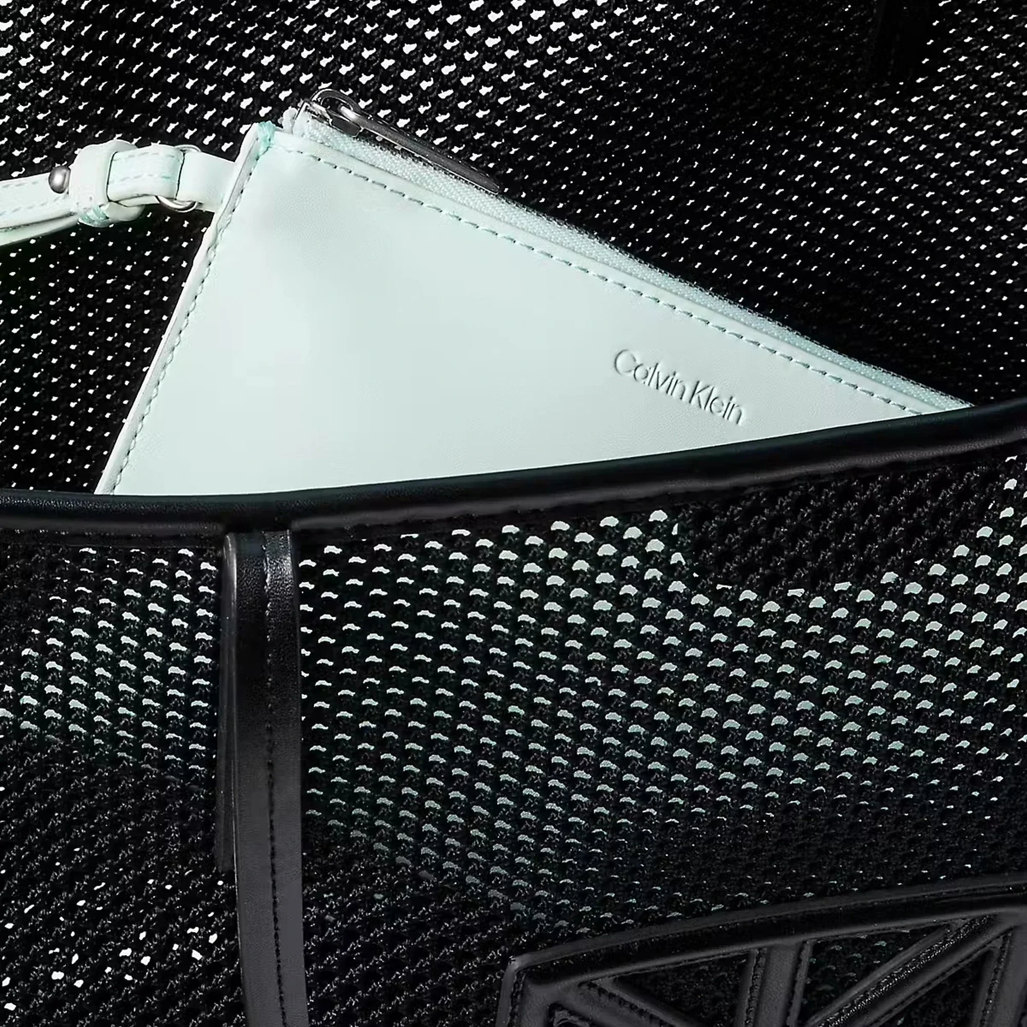 Calvin Klein Emblem Mesh - Shopper (black) - Image 3
