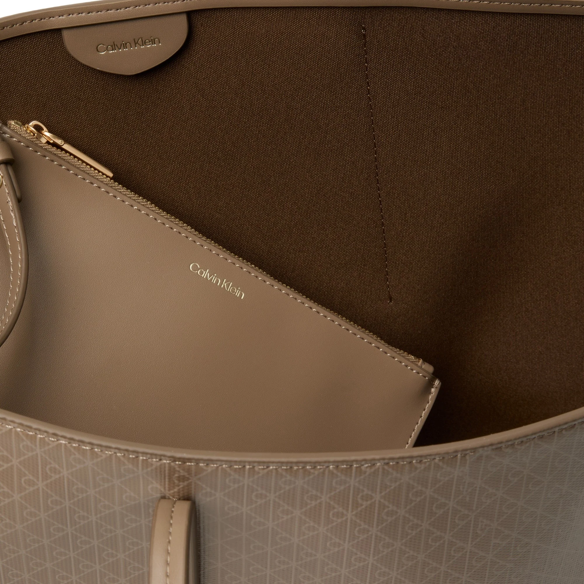 Calvin Klein Emblem Tote - Shopper 44 cm (desert taupe aop) - Image 3