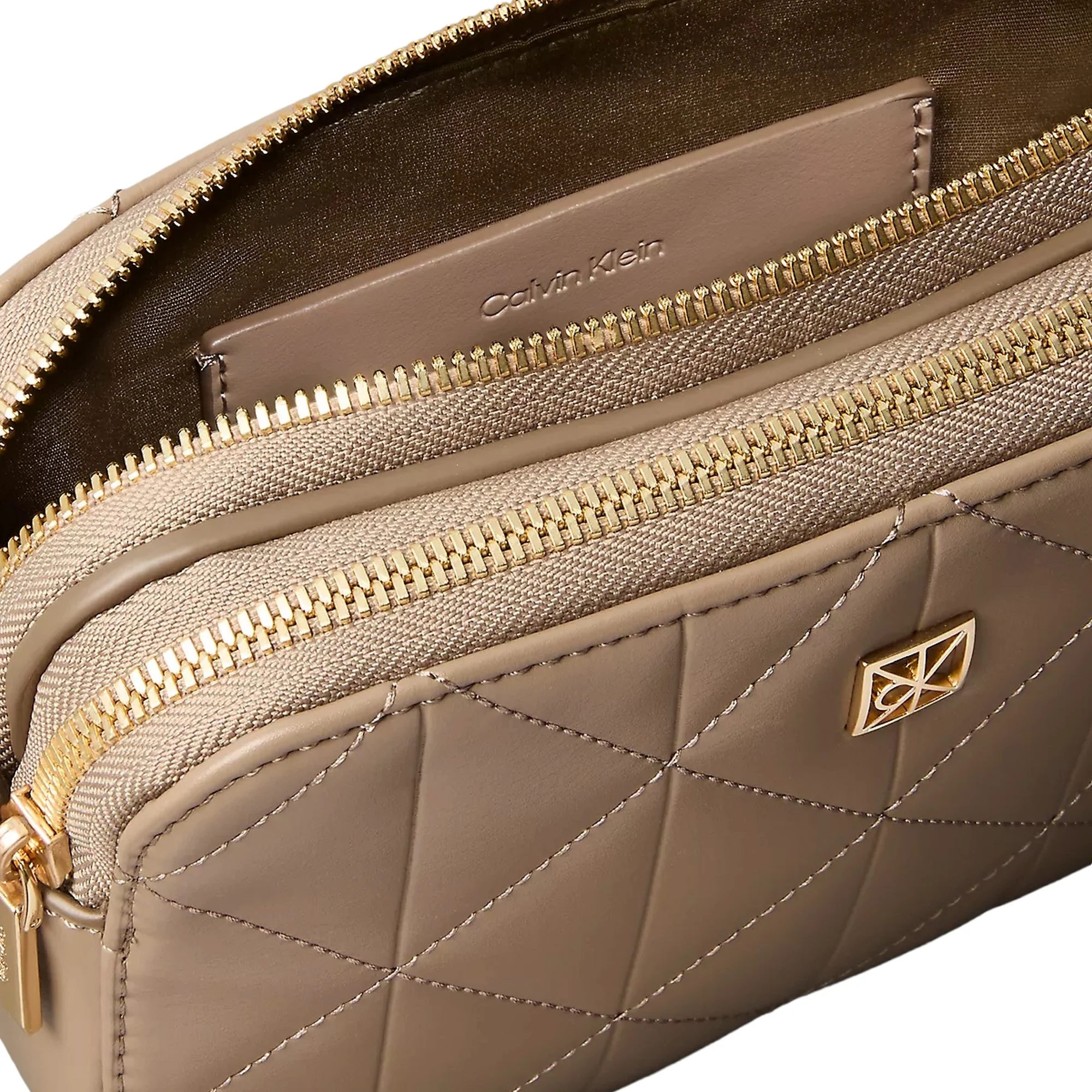 Calvin Klein Quilted Emblem - Umhängetasche 18 cm (desert taupe) - Image 3