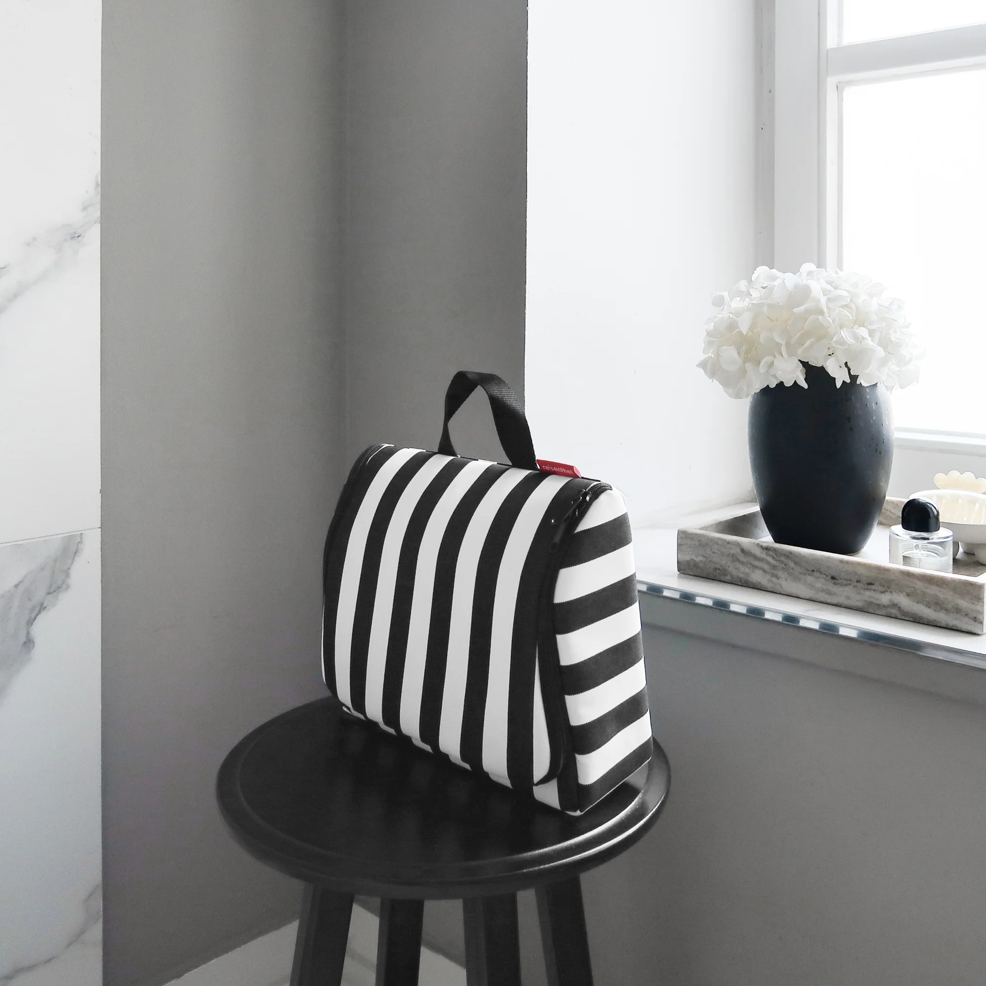 reisenthel cosmetics toiletbag XL - Kulturbeutel 28 cm (summerstripes black) - Image 4