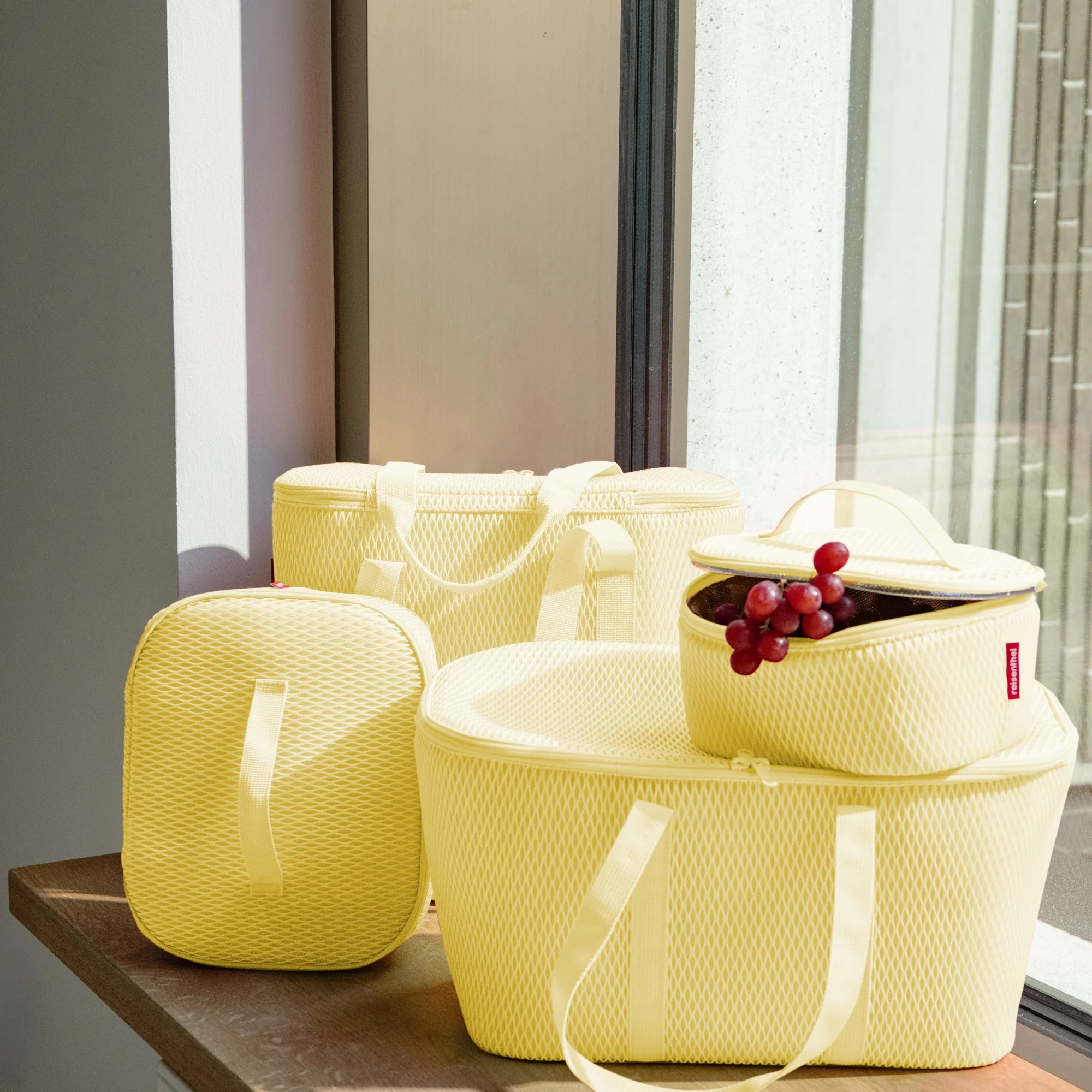 reisenthel thermo coolerbag M - Brotzeitbox 28 cm (mesh lemon) - Image 3